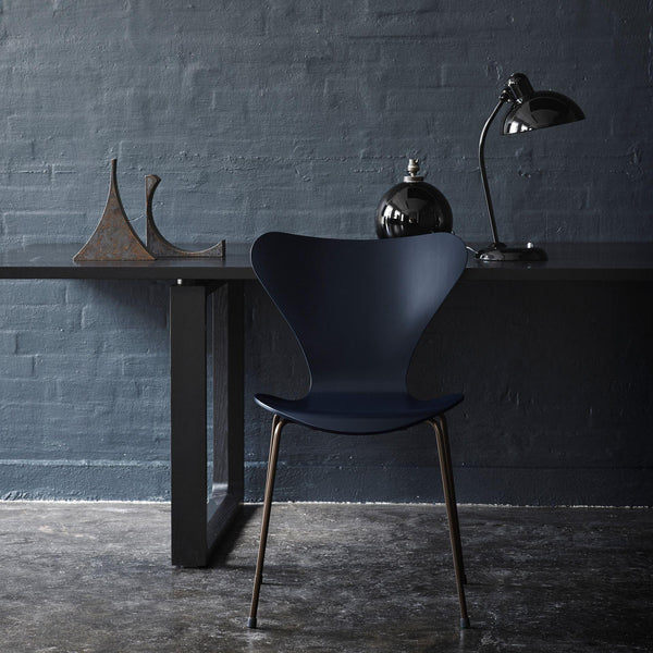 modern matte black carbon steel curved table lamp